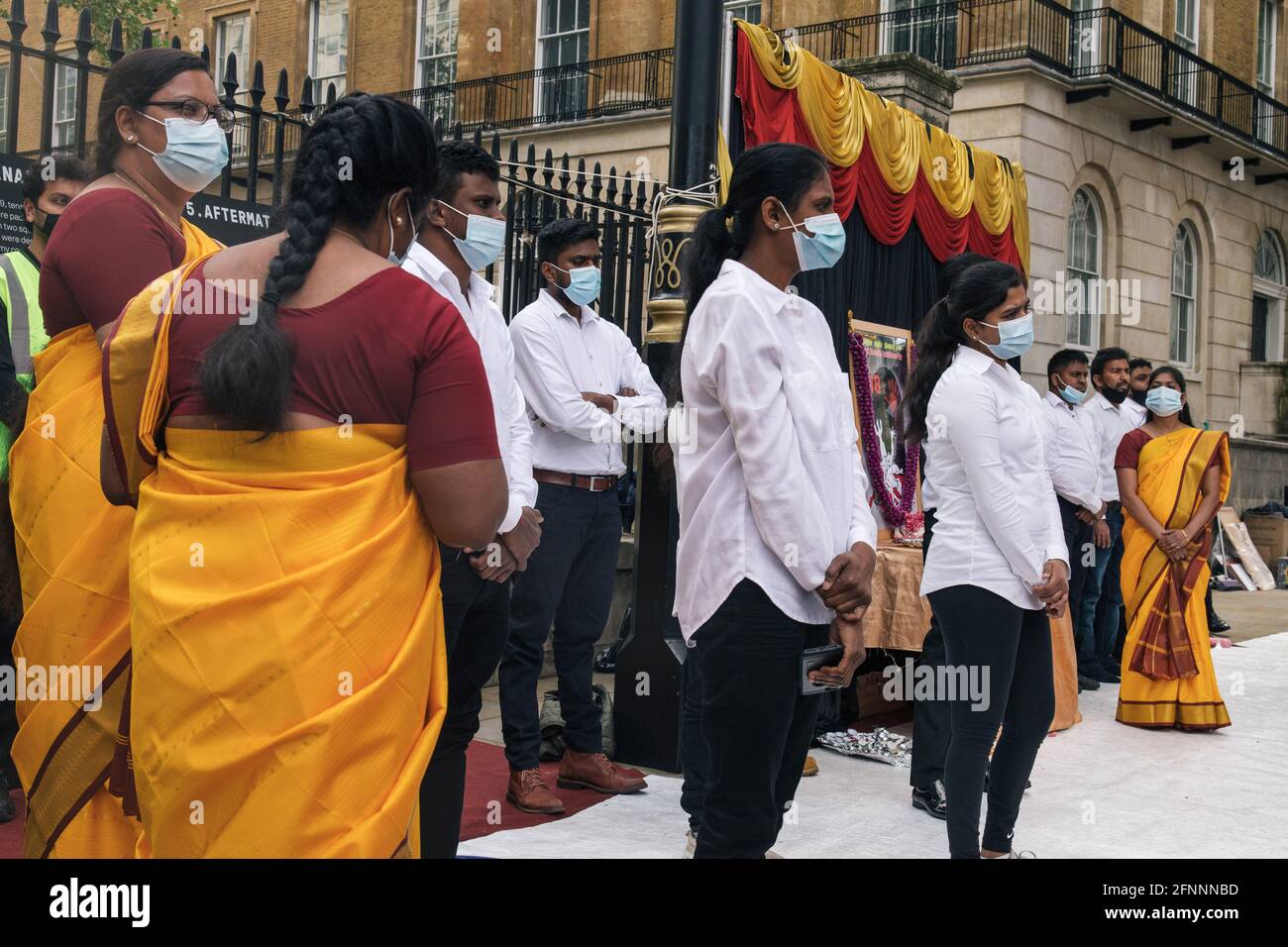 Londra, Inghilterra, Regno Unito 18 maggio 2021 il dodicesimo anniversario del massacro di Tamil Mullivaikkal, compiuto dallo stato dello Sri Lanka, è segnato da una protesta e da una veglia a Parliament Square e Downing Street. I manifestanti e gli scioperi della fame esortano il governo britannico e l'ONU ad affrontare il genocidio in corso in Tamil Eelam. Il massacro si suppone essere uno dei genocidi più pericolosi del XXI secolo, con decine di migliaia di tamil uccisi da armi chimiche e attacchi a razzo. Circa 146,000 persone non sono ancora state contabilizzate. Credit: Denise Laura Baker/Alamy Live News Foto Stock