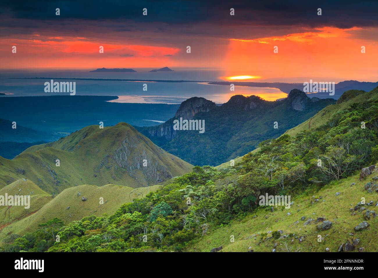 Paesaggio di Panama nella luce del mattino presto negli impressionanti paesaggi montani del parco nazionale di Altos de Campana, Repubblica di Panama, America Centrale. Foto Stock