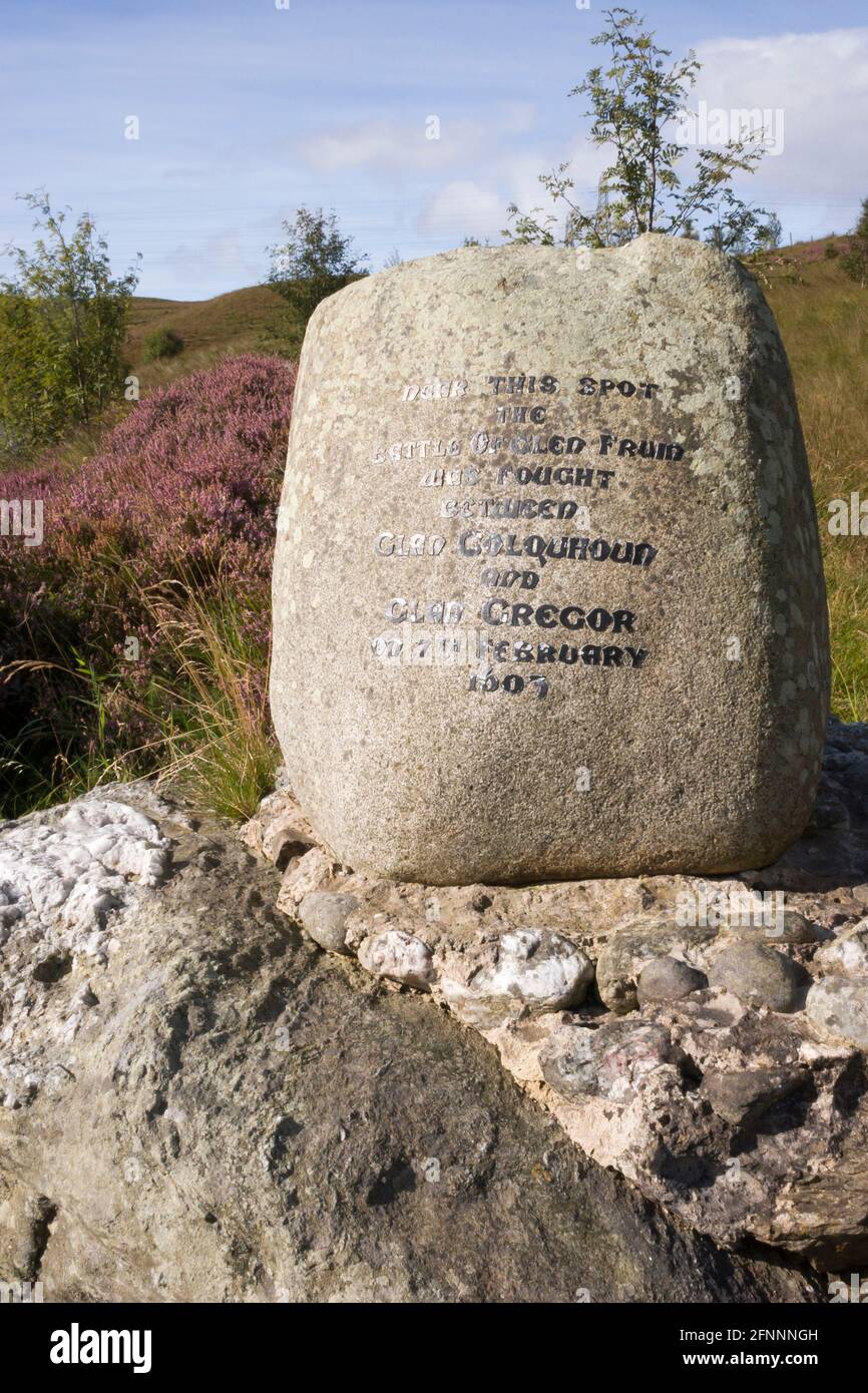 Monumento per commemorare la battaglia di Glen Fruin, Argyll, Scozia Foto Stock