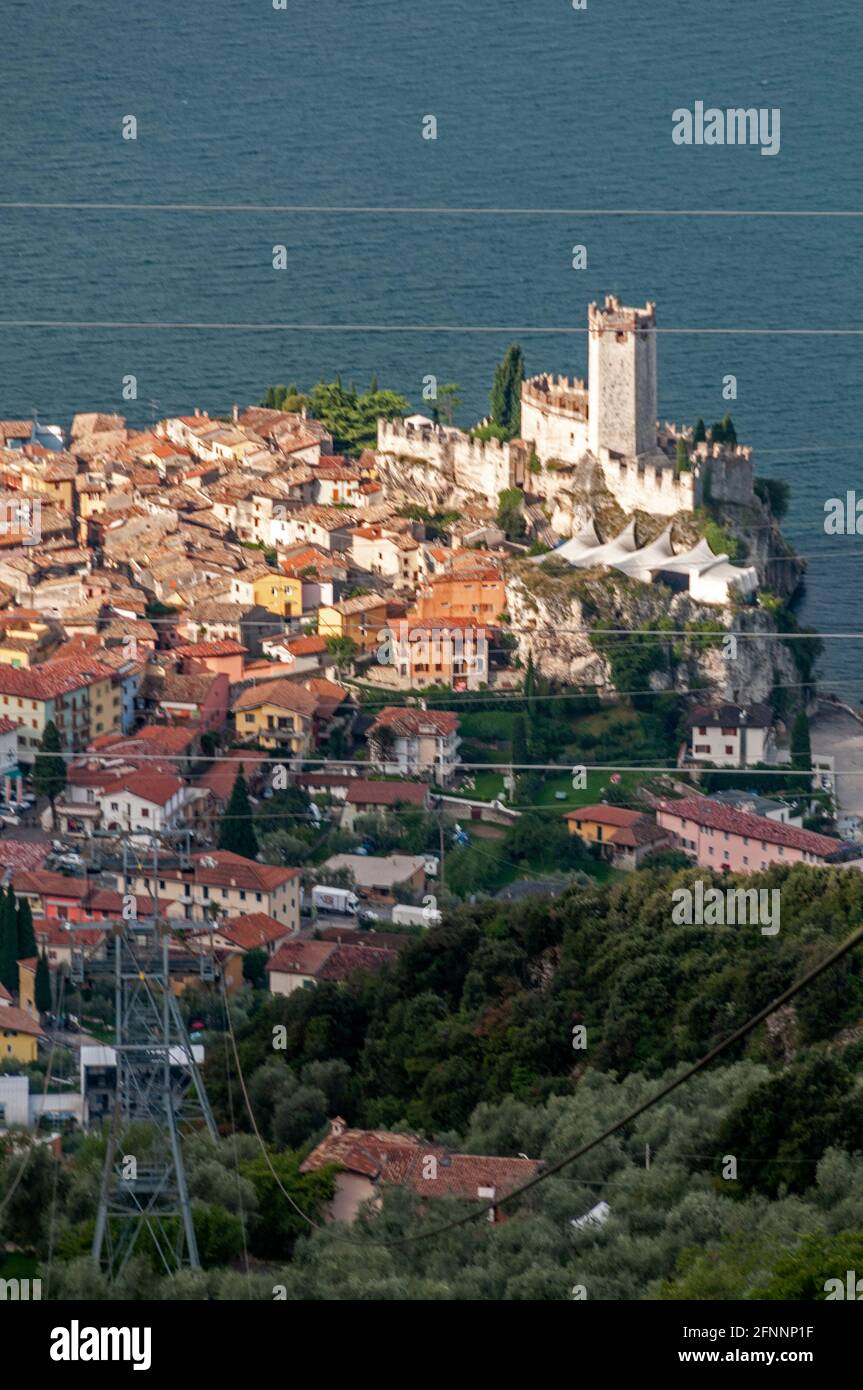 Una vista alta del borgo medievale di Malcesine sulla sponda orientale del Lago di Garda dal Monte Baldo, parte della catena montuosa del Baldo Foto Stock