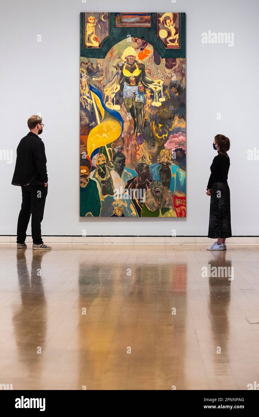 Londra, Regno Unito. 18 maggio 2021. I membri del personale visualizzano 'Pathos e il crepuscolo dell'idolo', 2019, di Michael Armitage. Anteprima di "Michael Armitage: Paradise Edict" alla Royal Academy of Arts di Piccadilly. La mostra si estende negli ultimi sette anni dell’opera dell’Armitage, con paesaggi, figure allegoriche e dipinti ispirati alle elezioni generali del 2017 keniota e riflette sulle sue esperienze in Kenya e sugli eventi attuali, attingendo all’arte contemporanea dell’Africa orientale e alla storia dell’arte europea. Lo spettacolo si svolge dal 22 maggio al 19 settembre 2021. Credit: Stephen Chung / Alamy Live News Foto Stock