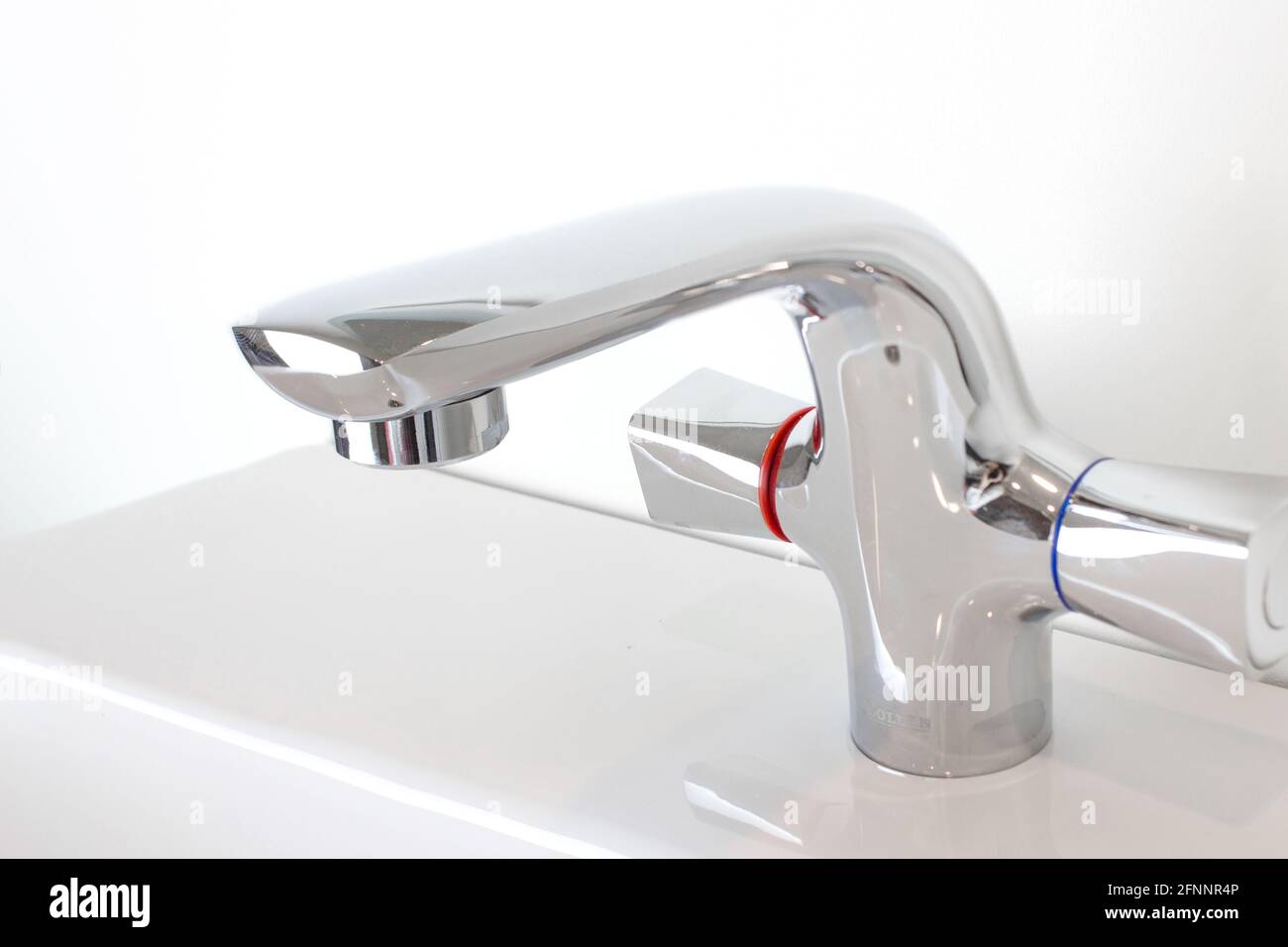 Vasca da bagno con doccia e rubinetto miscelatore. Rubinetto dell'acqua in materiale cromato. Foto Stock