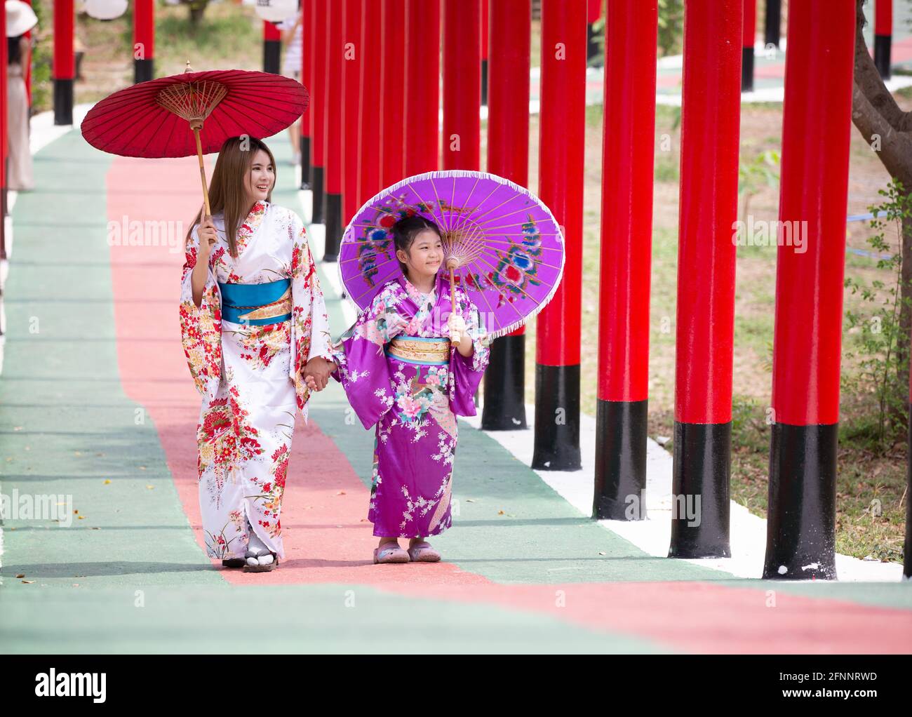 Bambina in rosso kimono Foto stock - Alamy