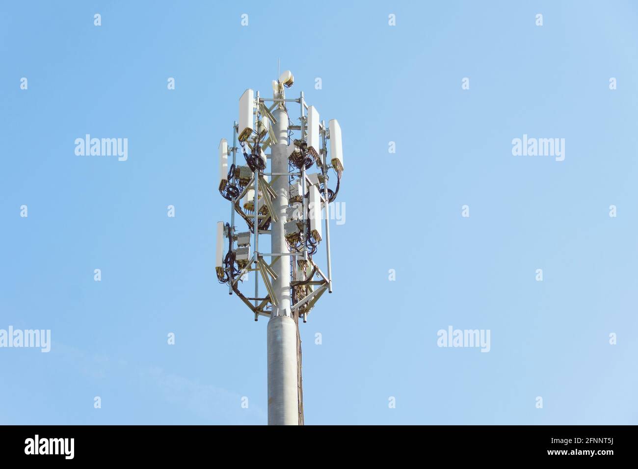 Stazione ricetrasmittente base macro cellulare. Torre di telecomunicazione. Trasmettitore antenna di comunicazione wireless. Sviluppo di sistemi di comunicazione in Foto Stock