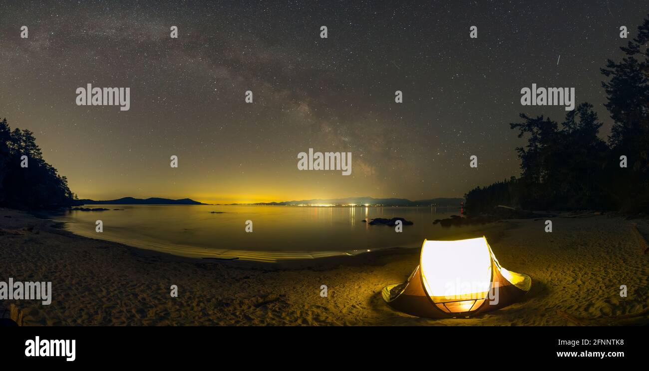 La galassia della Via Lattea e stelle sopra la spiaggia di Aylard Farm con il Tent-East Sooke Park, British Columbia, Canada. Foto Stock
