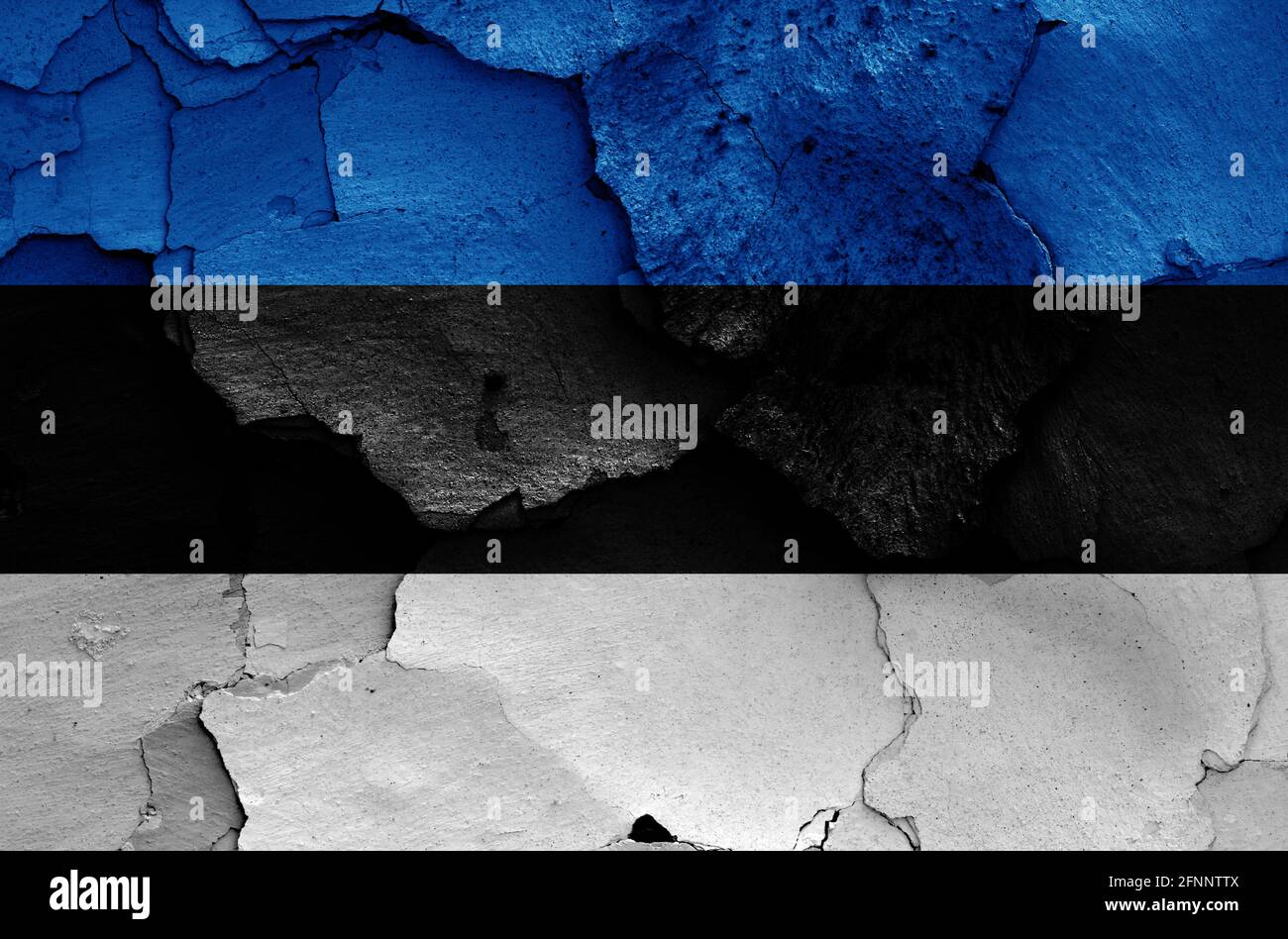 Bandiera dell'Estonia dipinta su parete fessurata Foto Stock