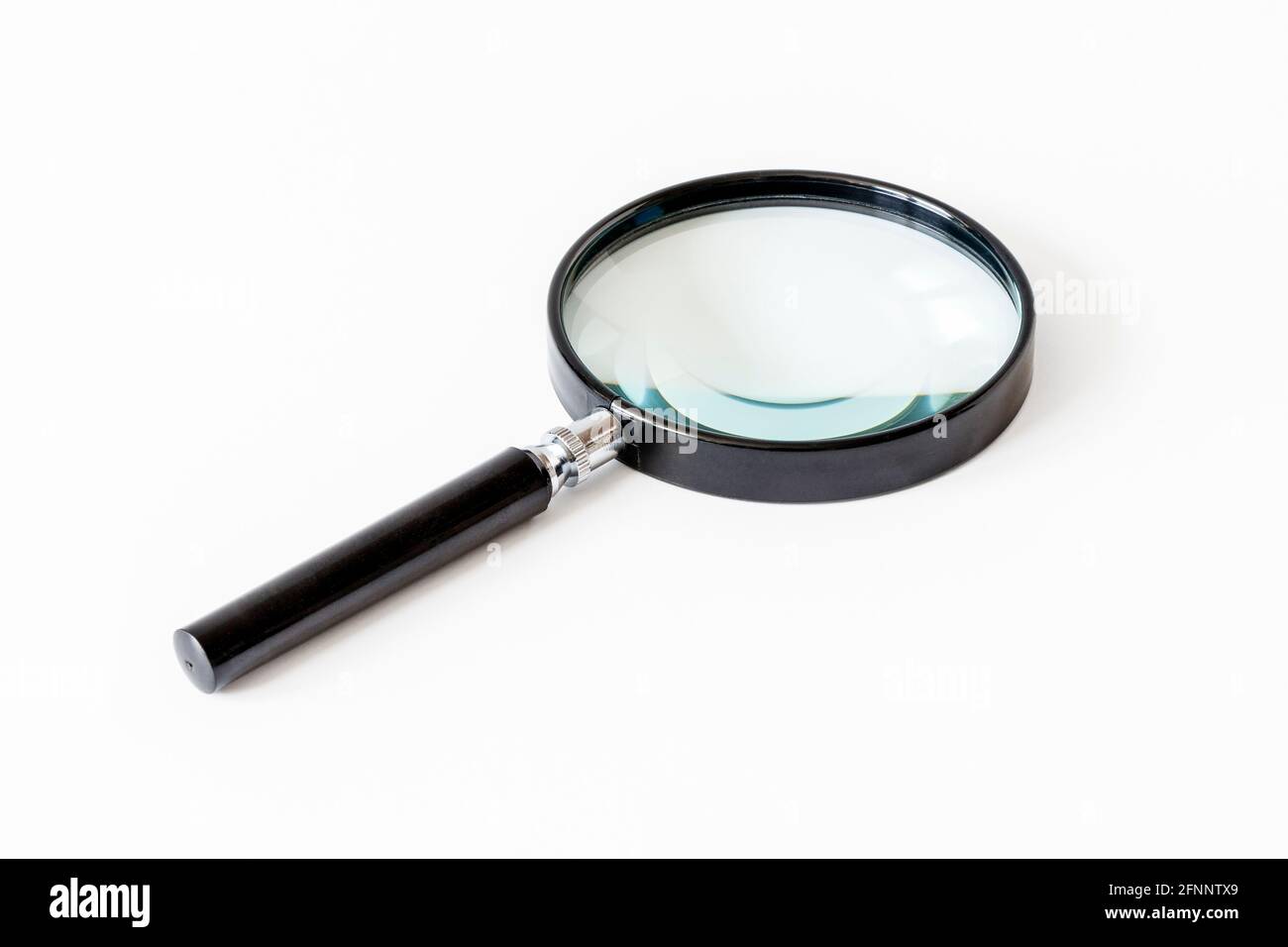 Una lente di ingrandimento portatile nera isolata su uno sfondo bianco Foto Stock