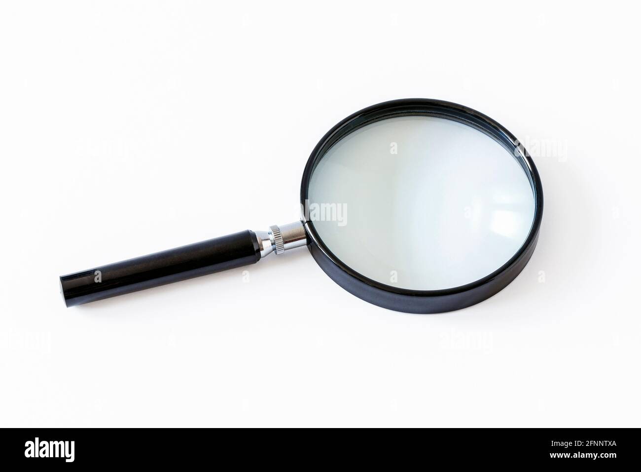 Una lente di ingrandimento portatile nera isolata su uno sfondo bianco Foto Stock