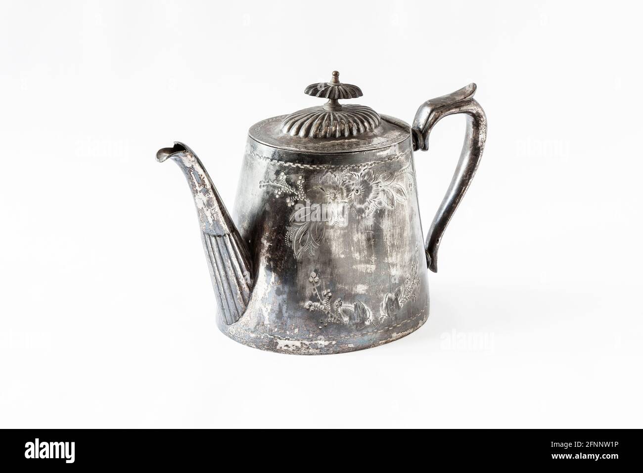 Una teiera decorativa IN EPN placcata in argento ammaccata e tarnita su sfondo bianco. Realizzato da Albert Cowley Bloxham, Londra, c1912 Foto Stock
