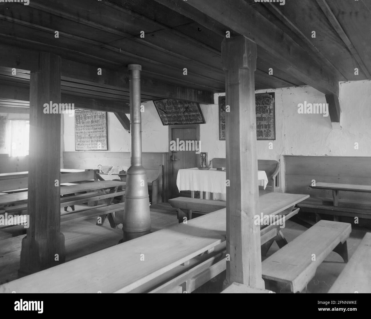 Ephrata Chiostro, vista interna dell'edificio che mostra sala riunioni o sala riunioni con frakturs appesi alle pareti, circa 1890 Foto Stock