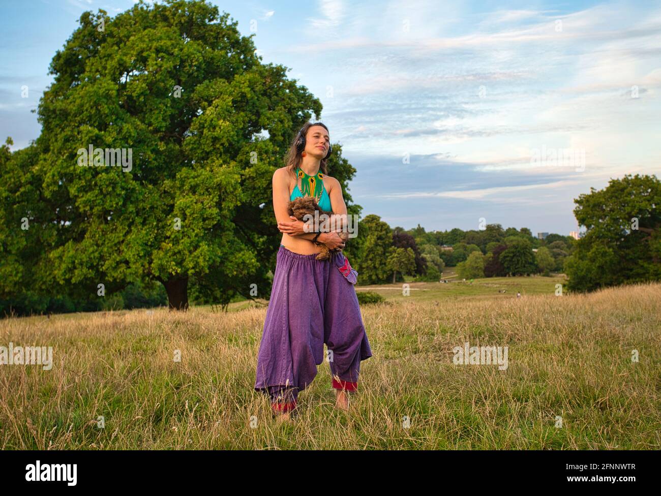 GRAN BRETAGNA / Inghilterra / Londra / Hampstead Heath / Estatic Dance London event . Ballerini che indossano cuffie wireless silenziose da discoteca. Foto Stock