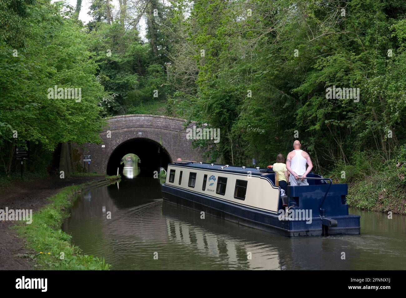 Un narrowboat che si avvicina al Newbold Tunnel sul canale di Oxford a Newbold su Avon, Warwickshire, Inghilterra, Regno Unito. Foto Stock