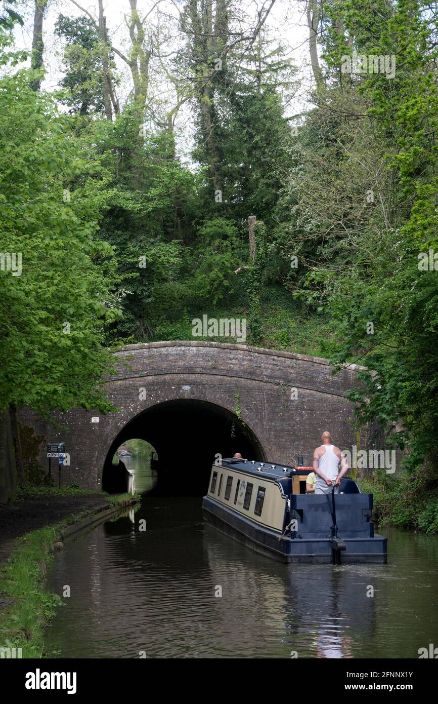 Un narrowboat che si avvicina al Newbold Tunnel sul canale di Oxford a Newbold su Avon, Warwickshire, Inghilterra, Regno Unito. Foto Stock