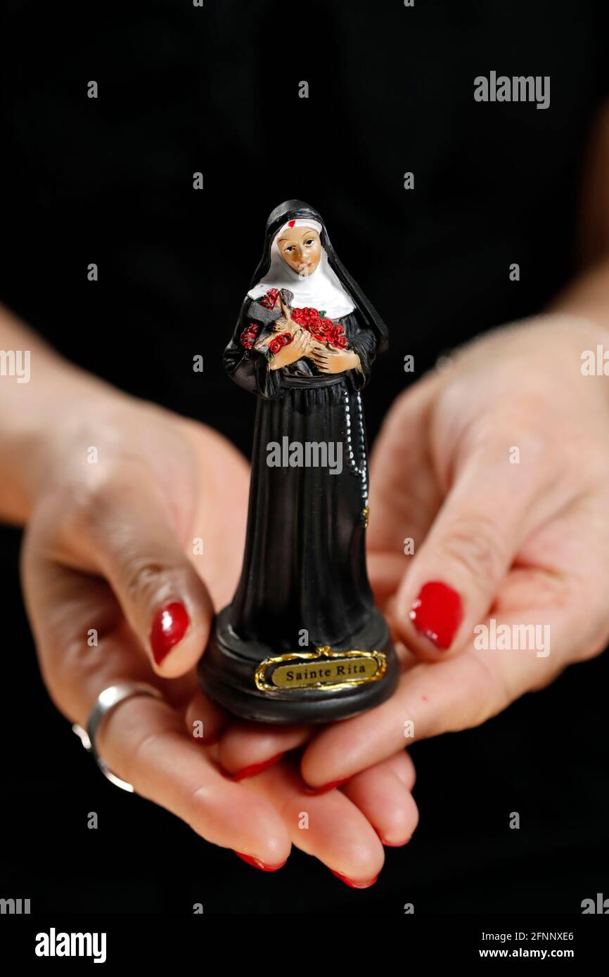 Santa Rita di Casica figurina in mani. Era conosciuta sia per praticare la mortificazione della carne che per l'efficacia delle sue preghiere. Francia. Foto Stock