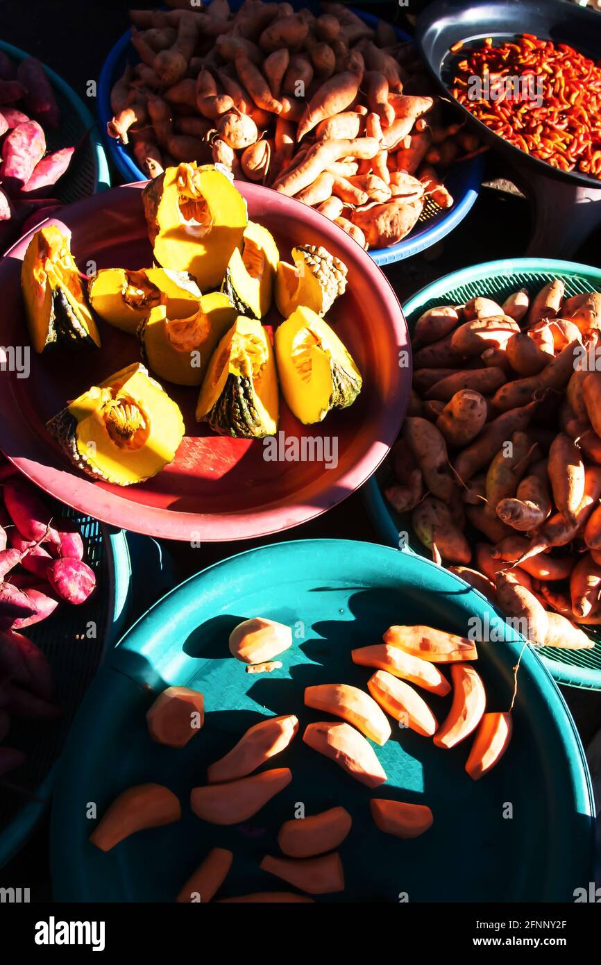 Verdure tropicali fresche e colorate e frutta in un mercato umido a Yala, Thailandia del Sud. Concetti di cultura alimentare. Vista dall'alto. Mettere a fuoco sulla zucca. Foto Stock