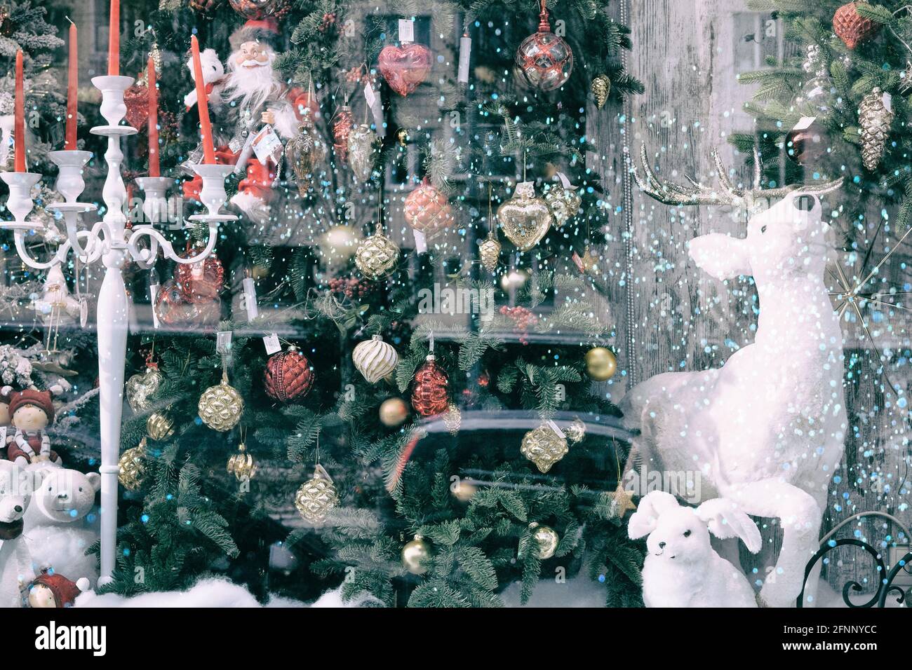 Vetrina del negozio di Natale. Felice vacanza di nuovo anno, decorata e illuminata. Contenitore in vetro con decorazione xmas. Foto Stock