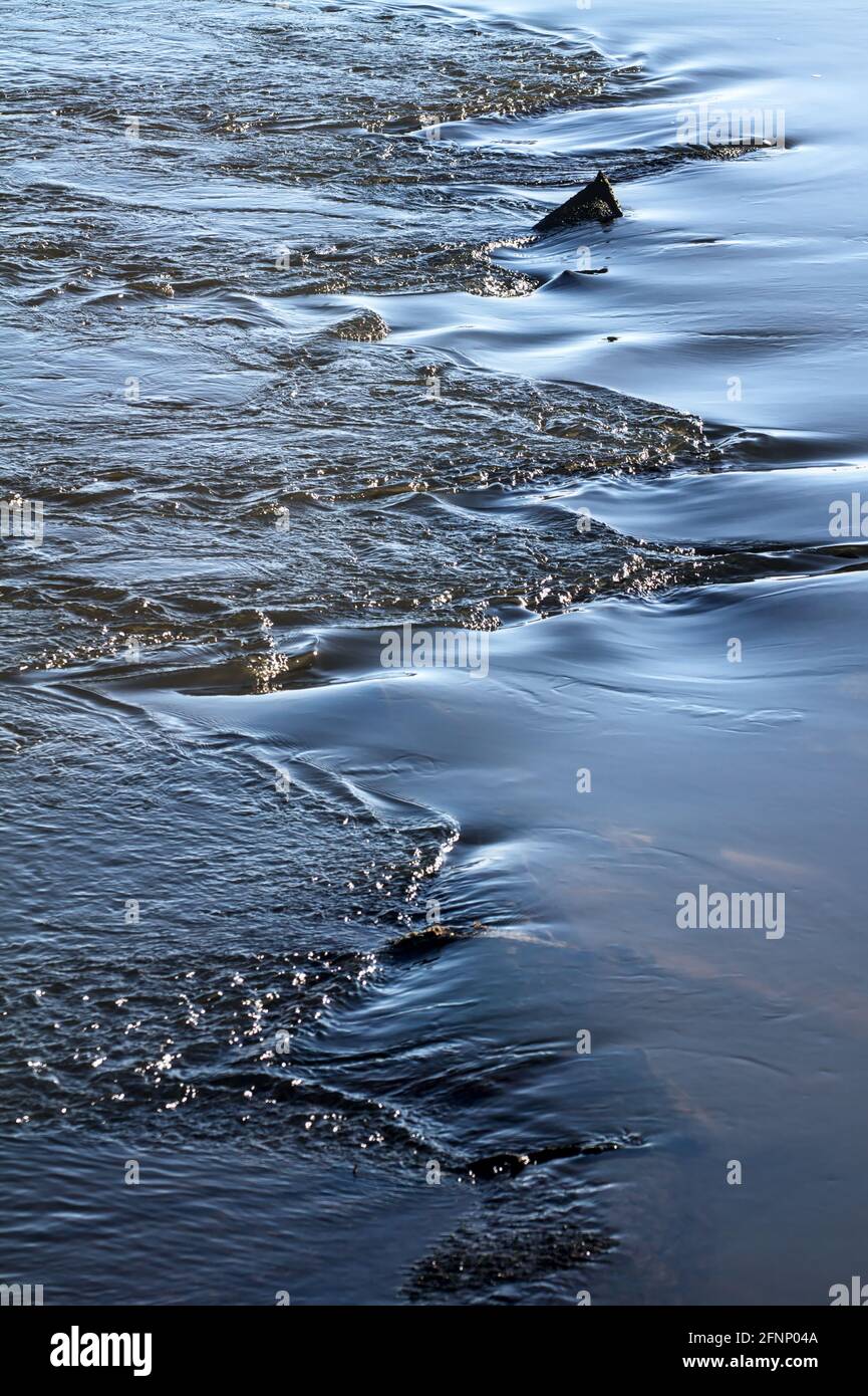 Calma acqua che scorre su rocce girando turbolento, Regno Unito Foto Stock