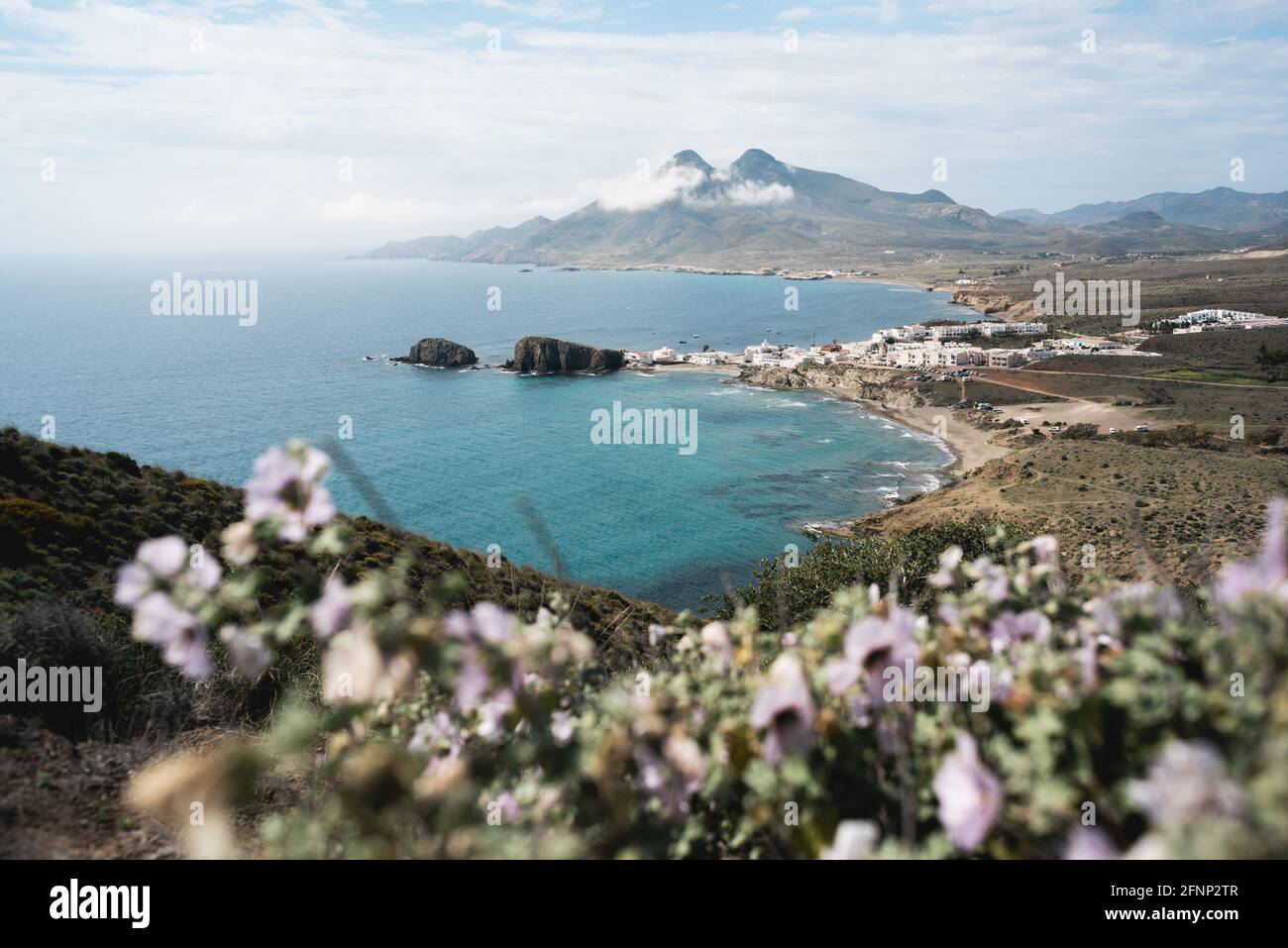 Un villaggio di pescatori sulla costa mediterranea in primavera stagione Foto Stock