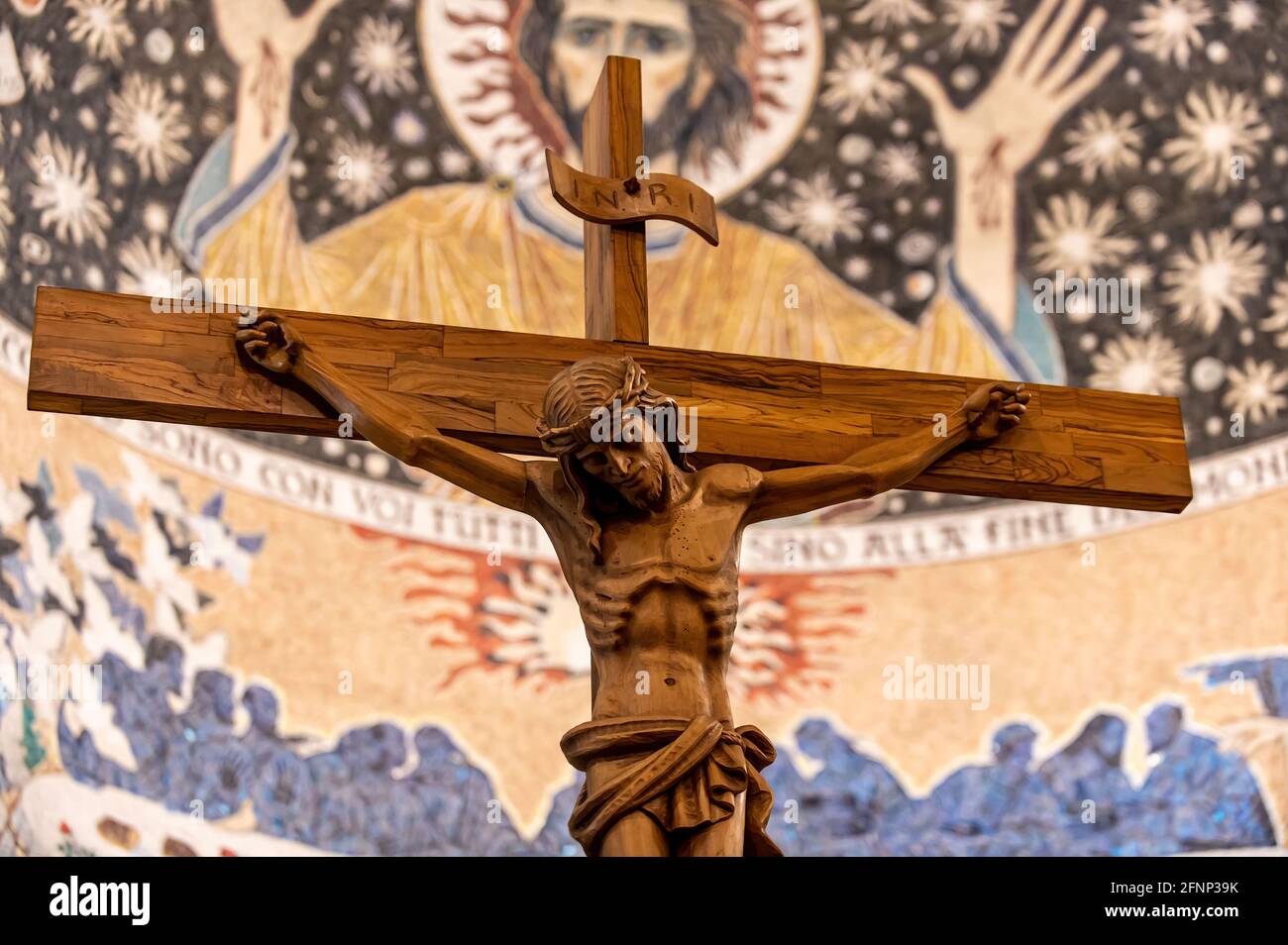 Crocifisso di legno con Gesù intagliato a mano Foto stock - Alamy