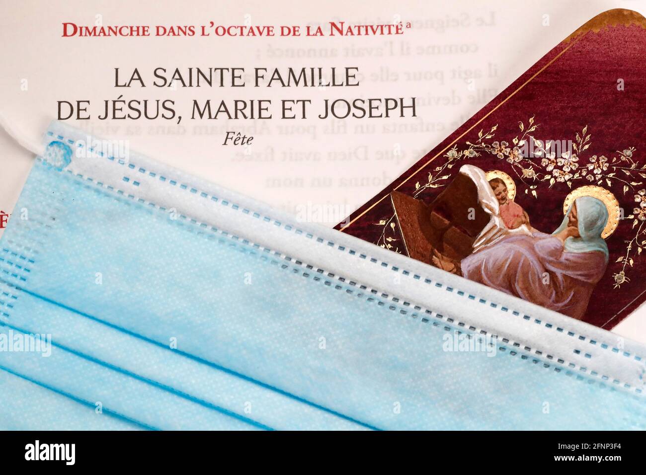 Evangéliaire. Temps de Noël. Messe catholique. Masque chirurgico. Francia. Foto Stock