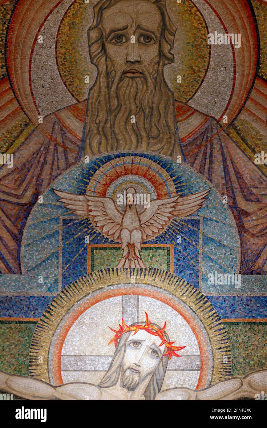 Basilica della visita. Passione di Cristo. La crocifissione, Gesù sulla croce. Mosaici di Antoine Molkenboer. Annecy. Francia. Foto Stock