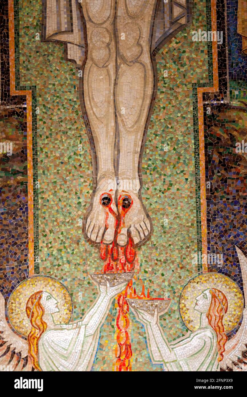 Basilica della visita. Passione di Cristo. La crocifissione, Gesù sulla croce. Mosaici di Antoine Molkenboer. Annecy. Francia. Foto Stock