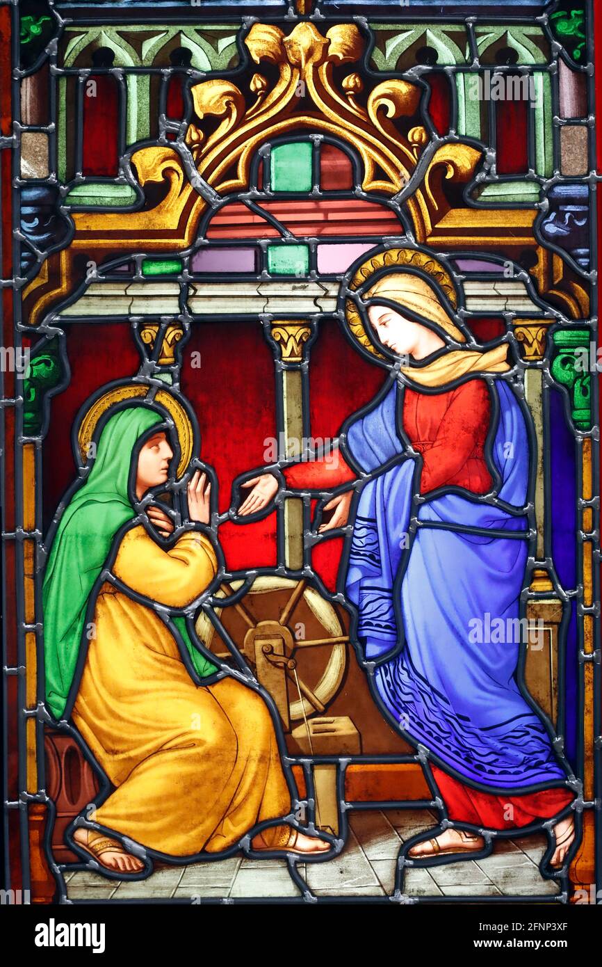 Notre Dame (nostra Signora) d'Aix les Bains chiesa. Finestra in vetro colorato. La Visitazione della Vergine Maria è la visita di Maria con Elisabetta come documentato Foto Stock