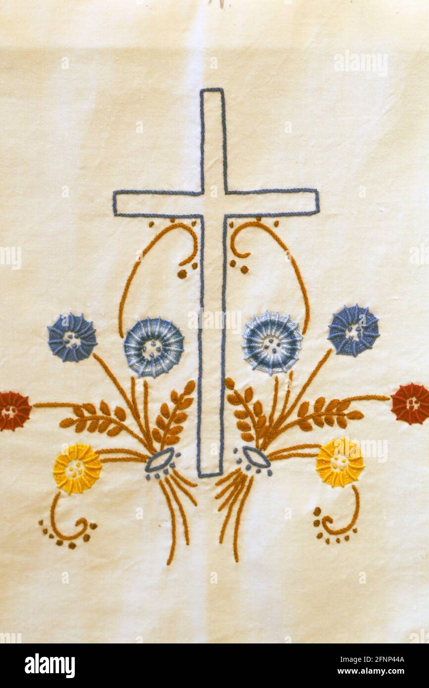 Telo d'altare ricamato in una chiesa cattolica. Francia. Foto Stock