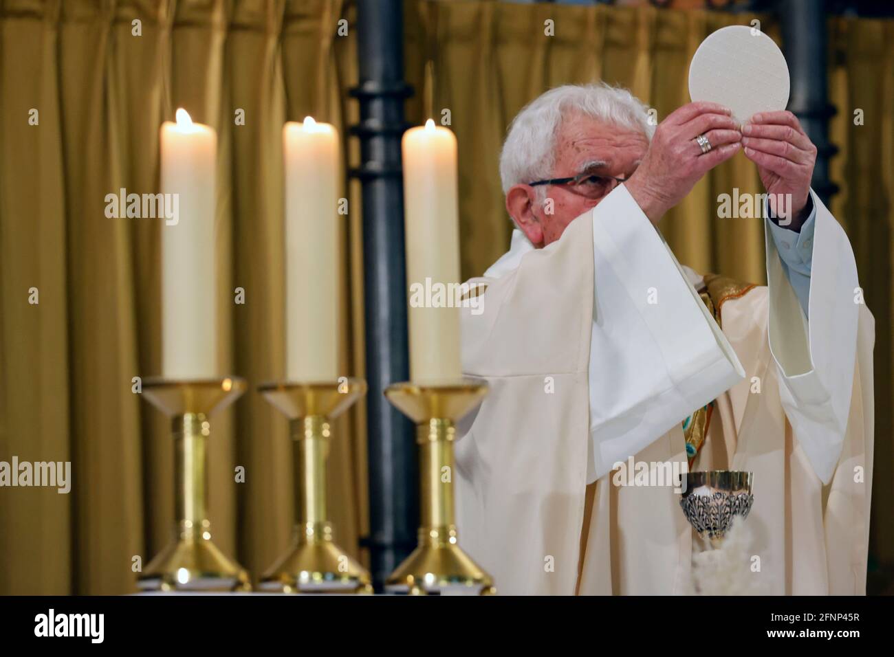 Basilica della visita. Messa cattolica. Celebrazione eucaristica con Mons. Yves Boivineau. Annecy. Francia. Foto Stock