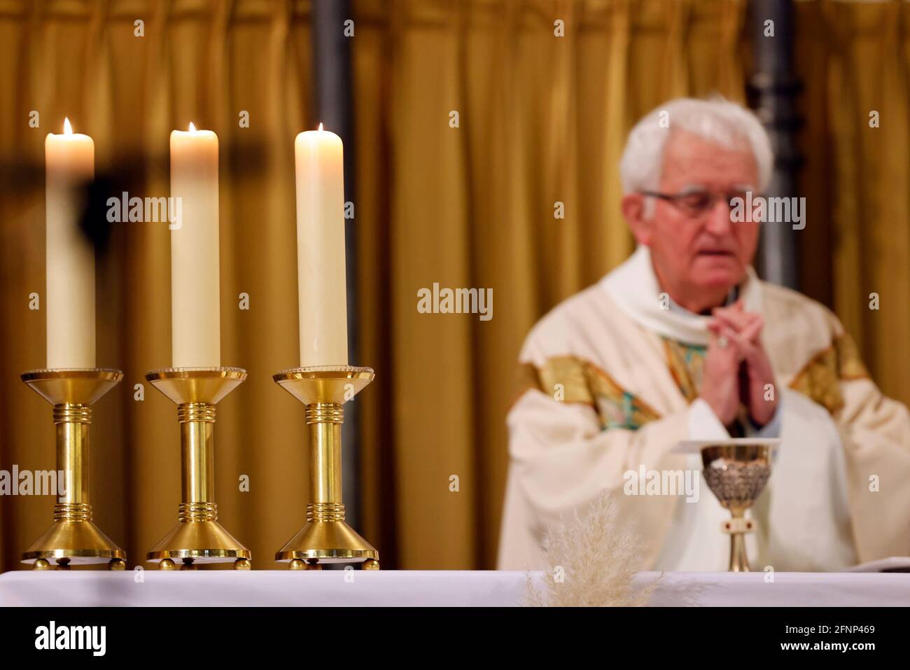 Basilica della visita. Messa cattolica. Celebrazione eucaristica con Mons. Yves Boivineau. Annecy. Francia. Foto Stock