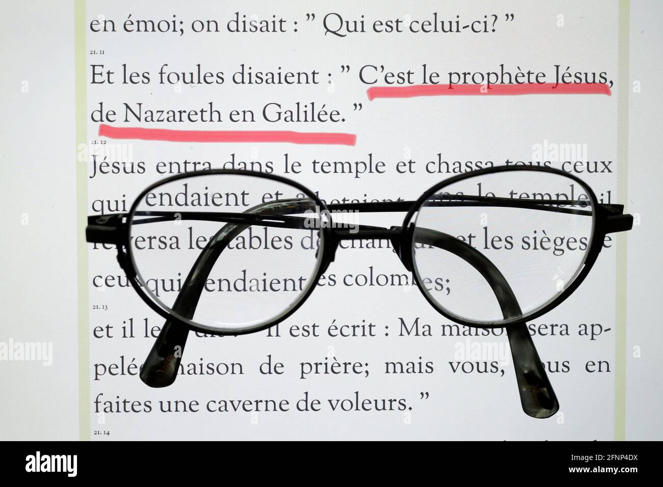 Biblica su un iPad tablet digitale con un paio di occhiali. Leggere i Vangeli. Francia. Foto Stock