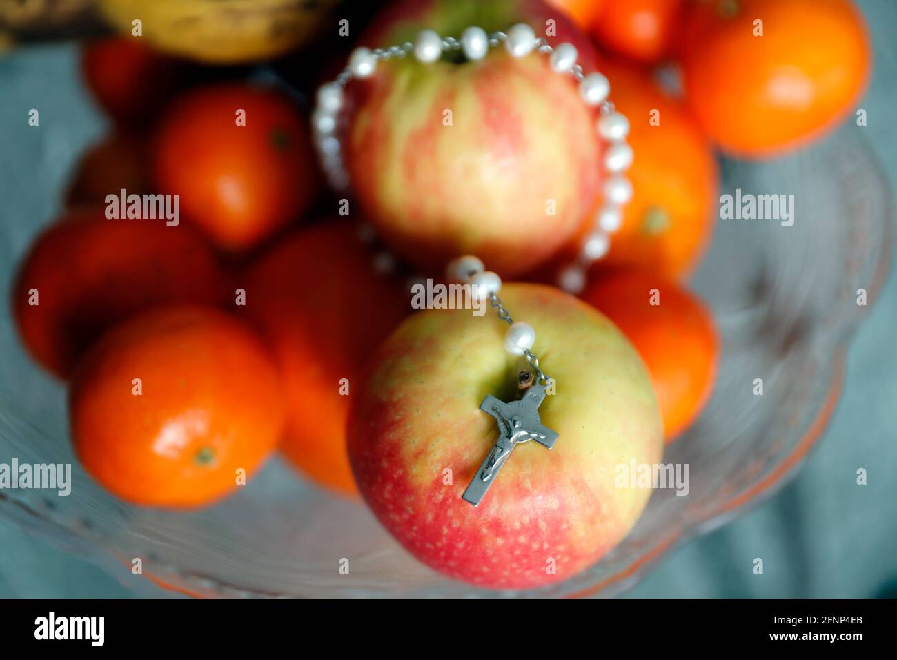 Perline di preghiera con crocifisso sulle mele. Simboli religiosi. Francia. Foto Stock