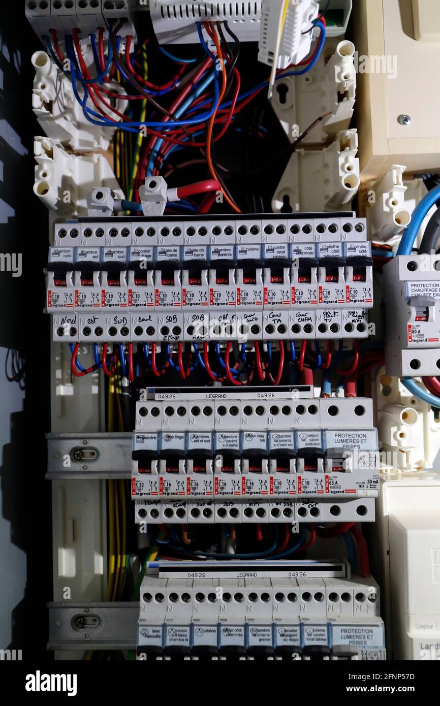 Interruttore automatico nella scatola interruttori. Quadro di comando tensione di comando. Quadro di distribuzione per la tensione elettrica di controllo interna. Francia. Foto Stock