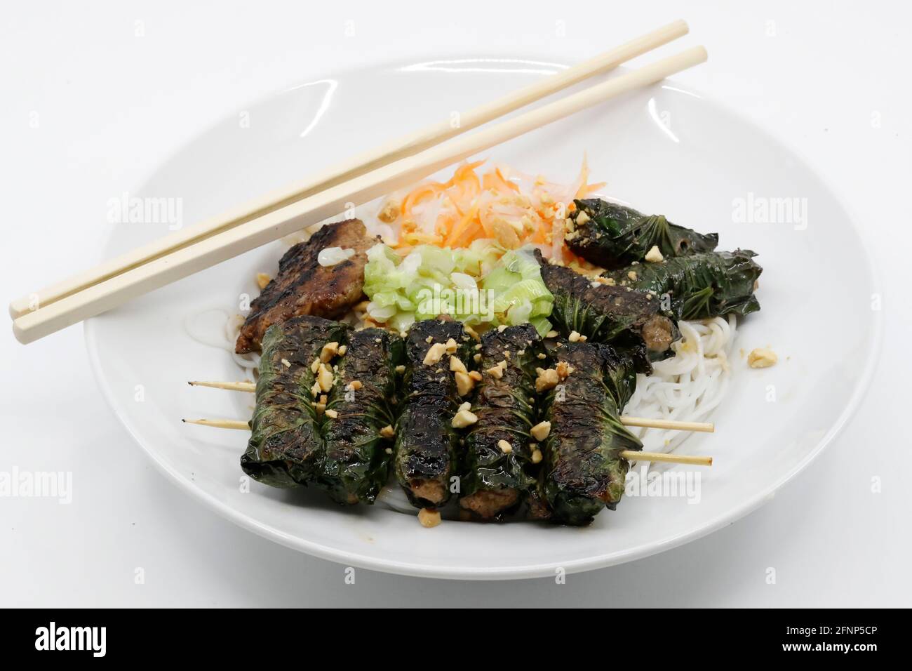 Cucina vietnamita. Bo la lop, un rotolo di manzo alla griglia. Francia. Foto Stock