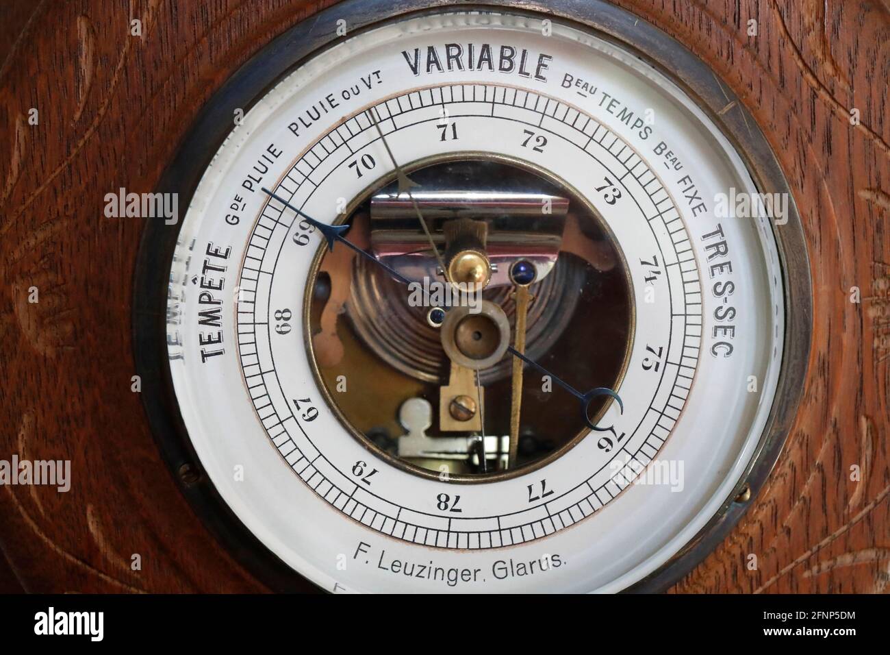 Un barometro utilizzato per le previsioni meteorologiche che misurano la pressione barometrica. Francia. Foto Stock