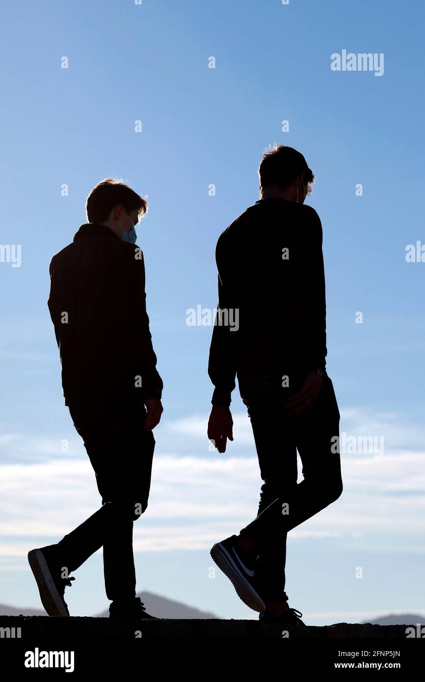 Silhouette di due uomini contro il cielo. Concetto di gay. Cannes. Francia. Foto Stock