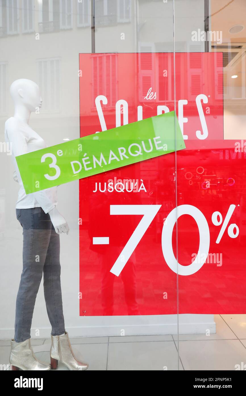 Shop front con segno di vendita ( Soldes ) nella finestra. Cannes. Francia. Foto Stock