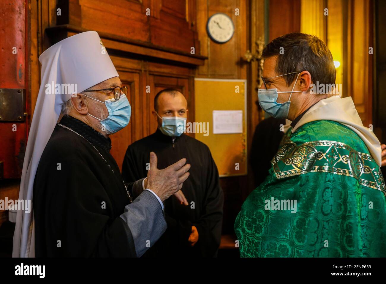 Sacerdoti ortodossi e cattolici e vescovo nella sagrestia della chiesa cattolica di Saint-Philippe-du-Roule, parigi, Francia Foto Stock