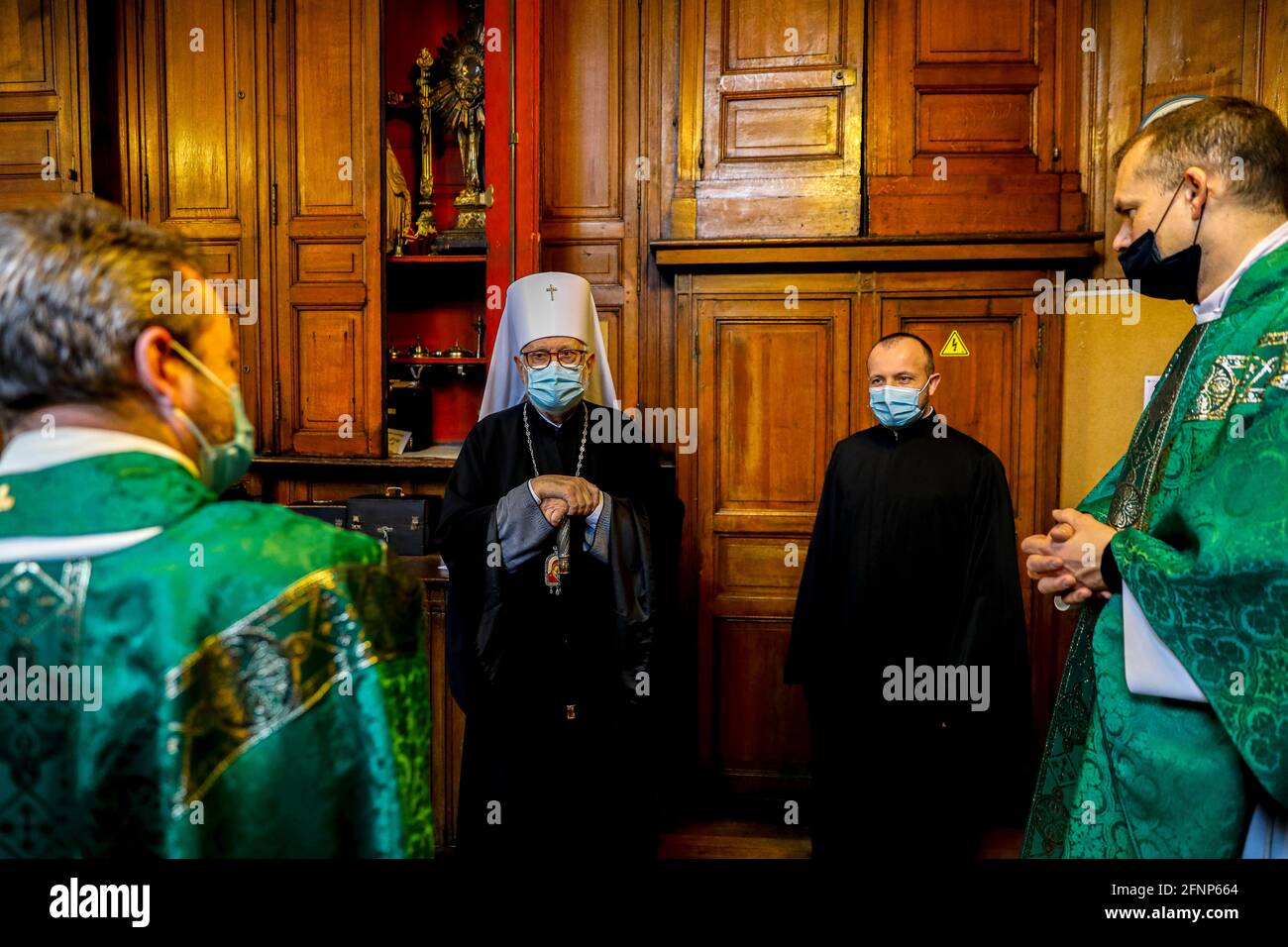Sacerdoti ortodossi e cattolici e vescovo nella sagrestia della chiesa cattolica di Saint-Philippe-du-Roule, parigi, Francia Foto Stock