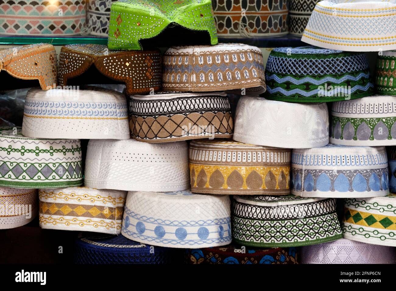 Cappelli Kufi in vendita in negozio. Dubai. Emirati Arabi Uniti Foto stock  - Alamy