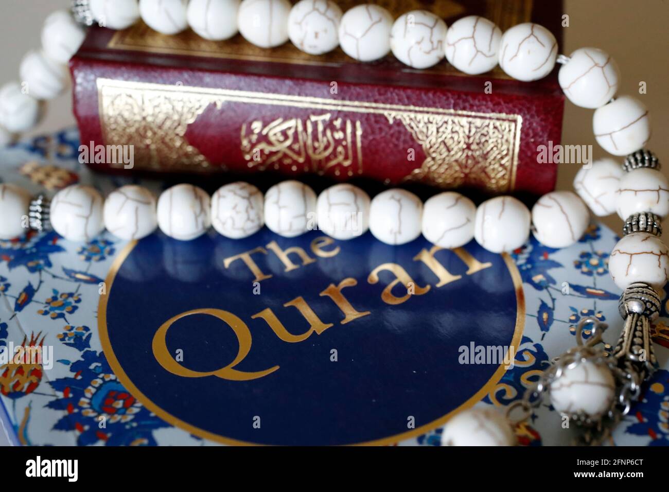 Perline di preghiera ( misbaha ) con Quran in arabo e inglese. Emirati Arabi Uniti Foto Stock