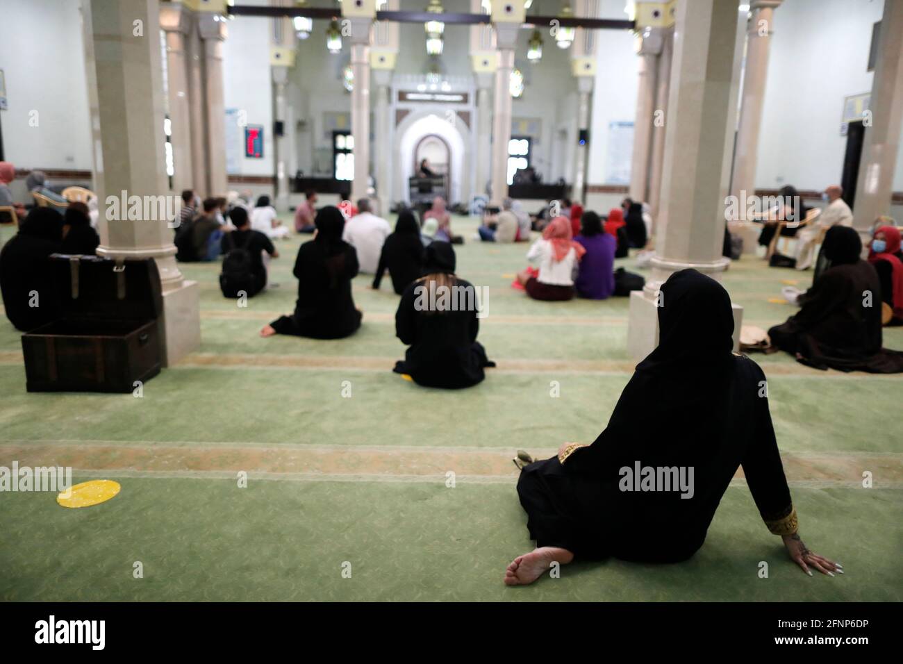 Visita alla Moschea di Jumeirah. La moschea accoglie i visitatori di tutte le fedi. Dubai. Emirati Arabi Uniti Foto Stock