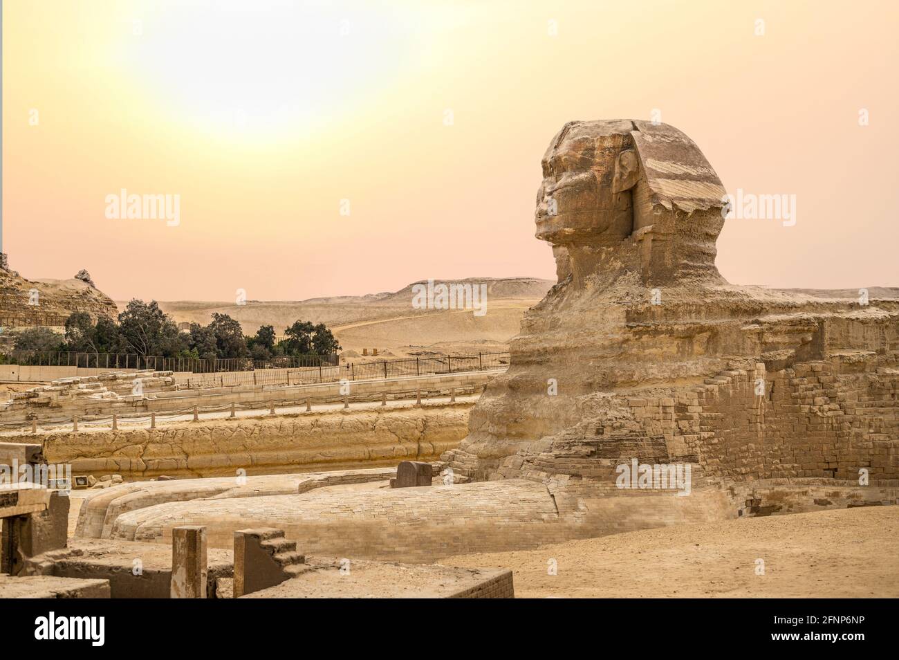 Paesaggio con piramidi egiziane, Grande Sfinge e sagome antichi simboli e punti di riferimento dell'Egitto per il tuo viaggio in Africa in sole dorato Foto Stock