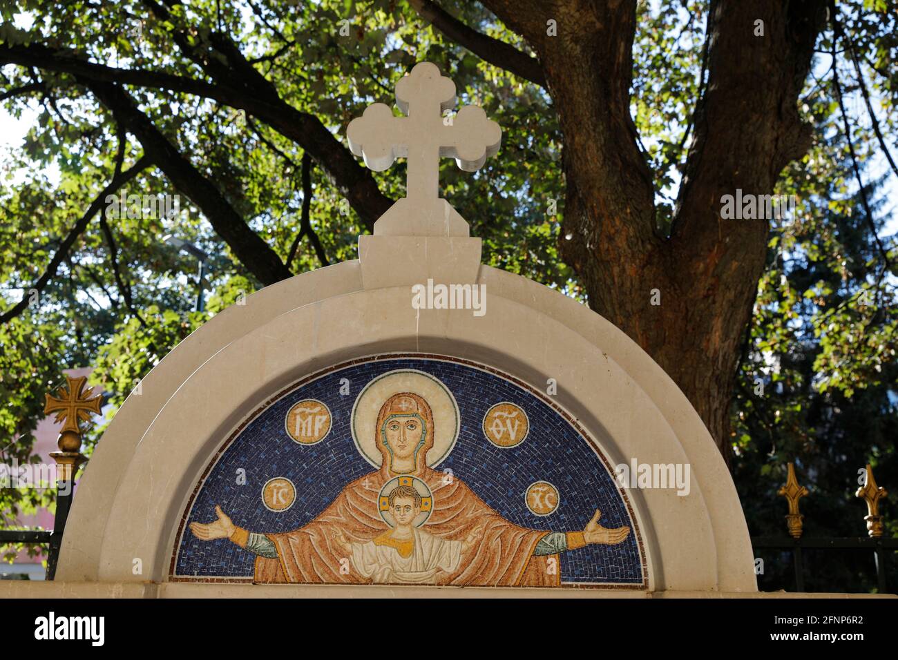 La fontana della cattedrale cristiana ortodossa di Sarajevo, Bosnia-Erzegovina Foto Stock