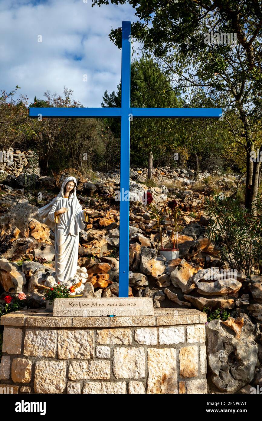 Croce blu sulla collina delle apparizioni, Podbrdo, Medjugorje,  Bosnia-Erzegovina Foto stock - Alamy