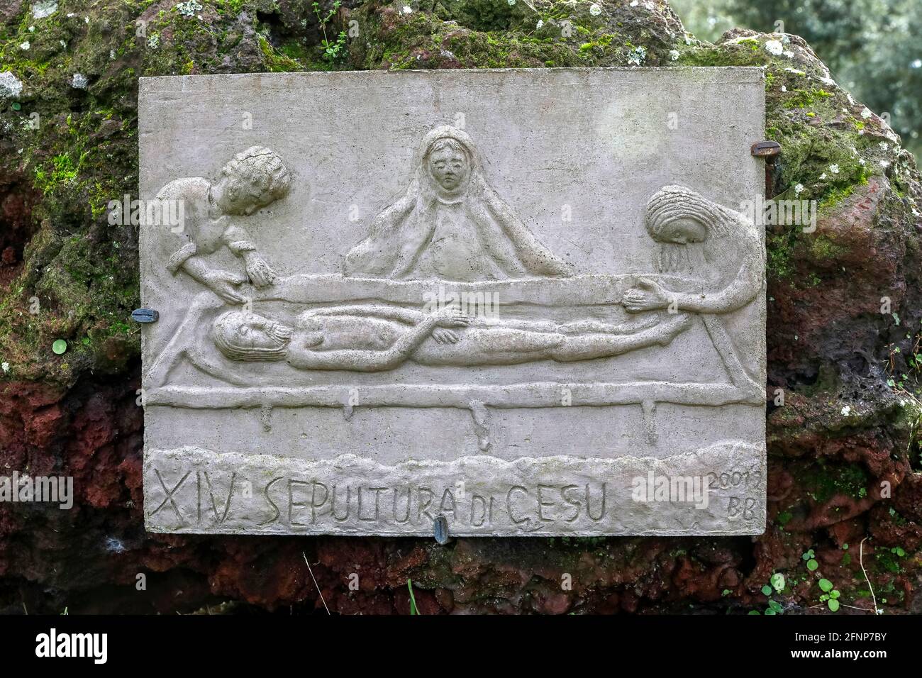 Giardino della basilica di San Pietro di Sorres, Sardegna, Italia. Stazione della croce. L'entombment di Gesù Foto Stock