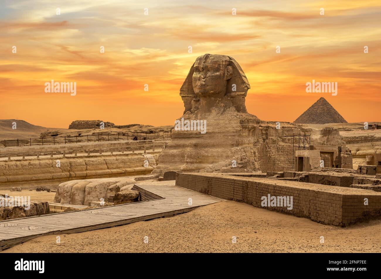 Paesaggio con piramidi egiziane, Grande Sfinge e sagome antichi simboli e punti di riferimento dell'Egitto per il tuo viaggio in Africa in sole dorato Foto Stock