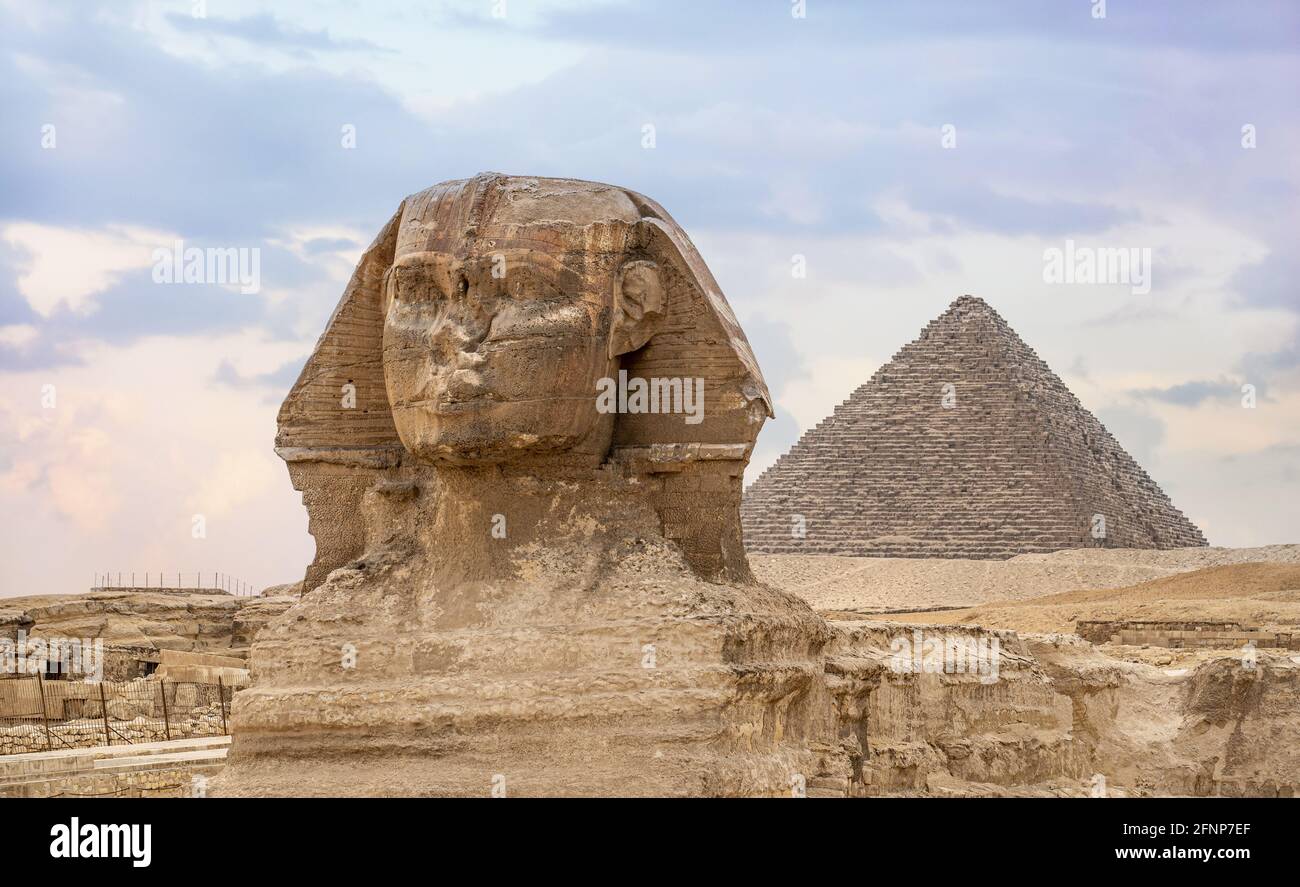 Grande Sfinge e Piramide di Khafre. Antica civiltà egiziana. Paesaggio con piramidi egiziane. Antichi simboli e punti di riferimento dell'Egitto per la tua t Foto Stock