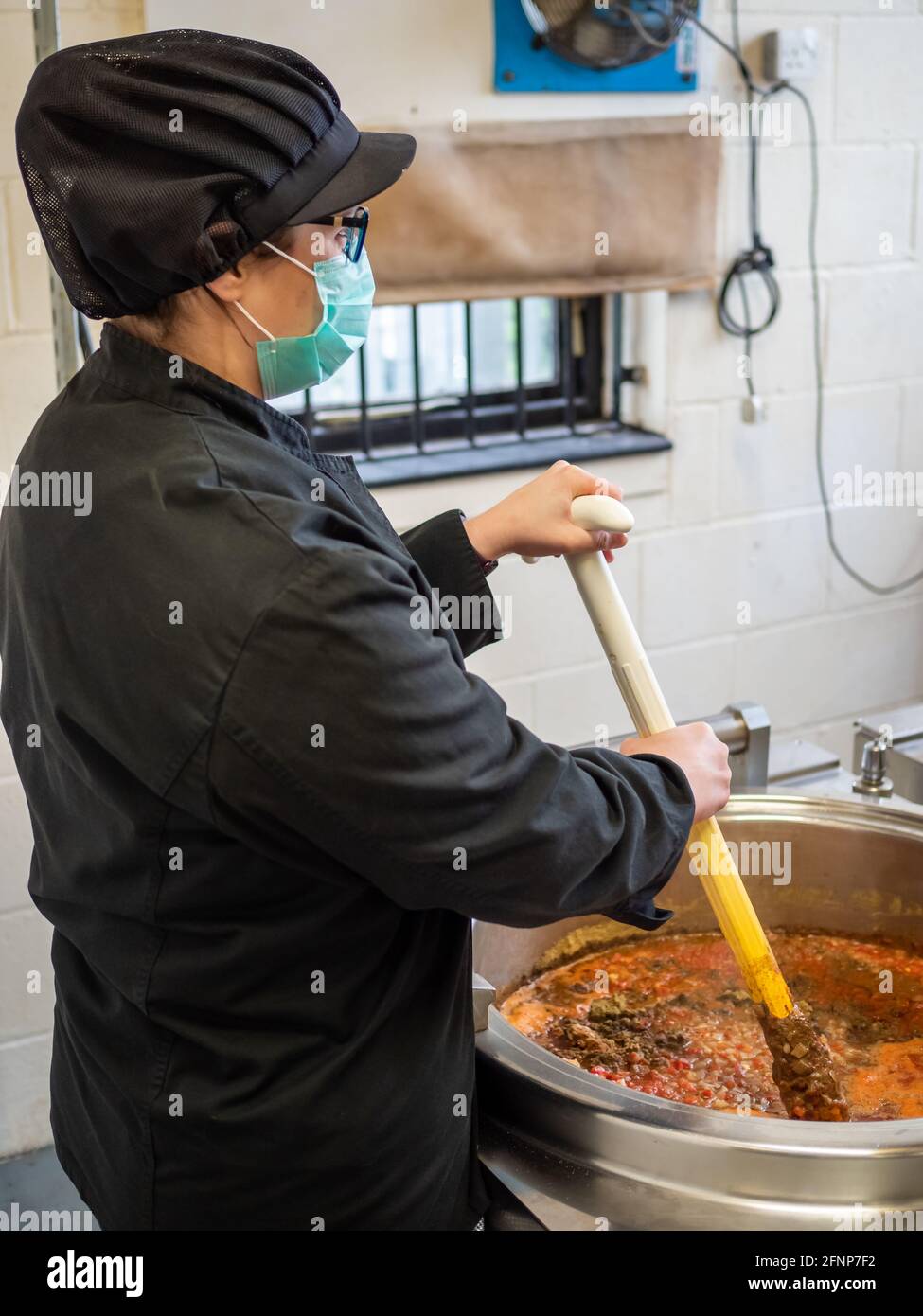 produzione alimentare operatrice di fabbrica femminile Foto Stock