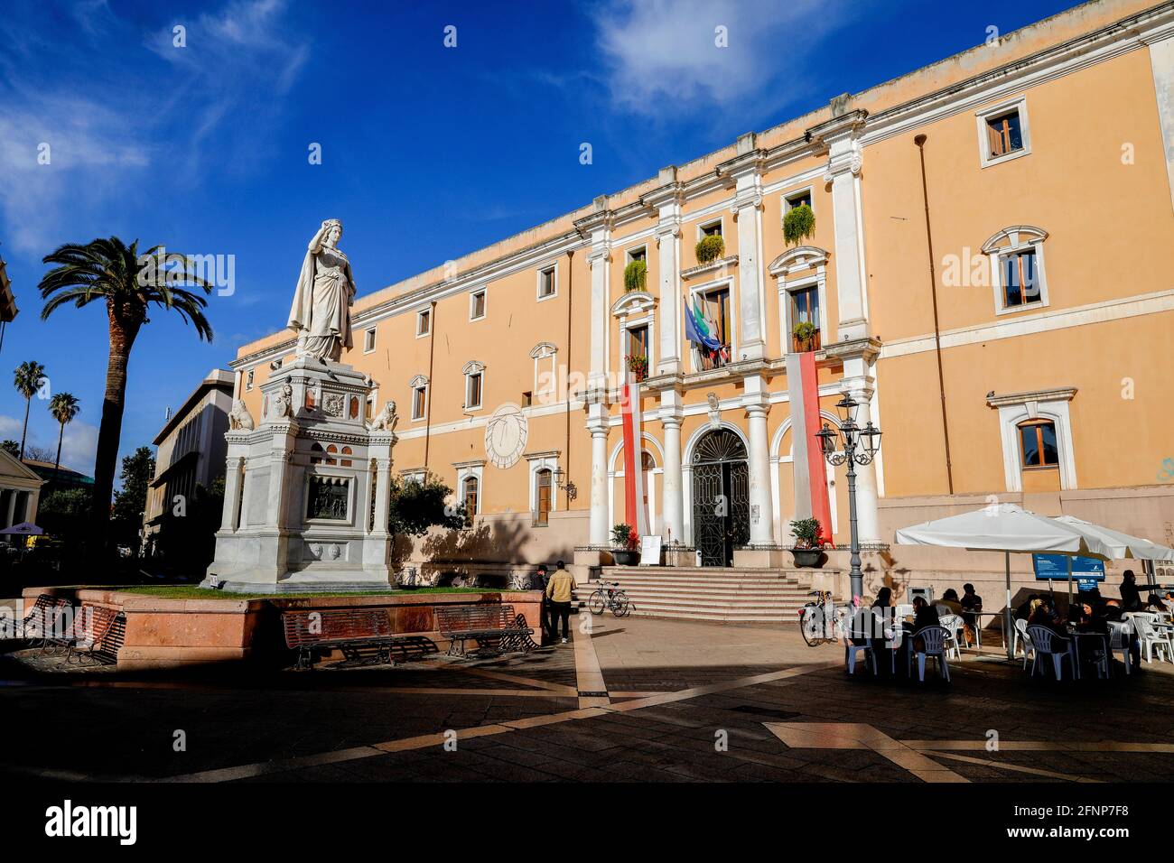 Statua di Eleonora d'Arborea e Palazzo degli Scolopi in Piazza Eleonora, Oristano, Sardegna, Italia Foto Stock